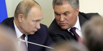 Photo showing Russian President Vladimir Putin speaks with Parliament speaker Vyacheslav Volodin during his meeting with heads of Russian Parliament in St Petersburg, Russia, April 27, 2018. (AP)