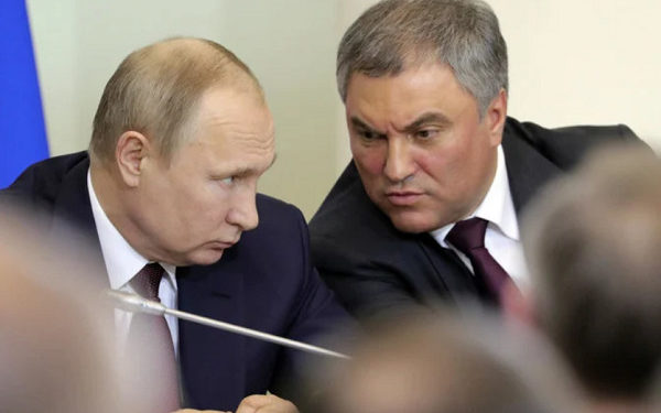 Photo showing Russian President Vladimir Putin speaks with Parliament speaker Vyacheslav Volodin during his meeting with heads of Russian Parliament in St Petersburg, Russia, April 27, 2018. (AP)