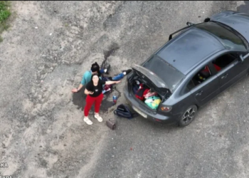 По пукањето на автомобилот од страна на окупаторите, украинската војска се обидела да им помогне на цивилите со помош на дрон (Фото:Прокуратура Харківської області)