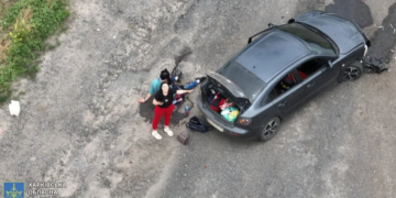 По пукањето на автомобилот од страна на окупаторите, украинската војска се обидела да им помогне на цивилите со помош на дрон (Фото:Прокуратура Харківської області)