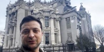 Зеленски на улица, пред својата канцеларија во Киев, им пркоси на смртните закани од рускиот агресор.