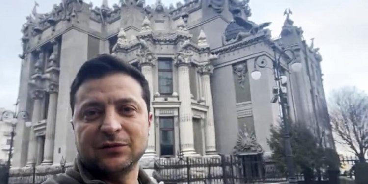 Зеленски на улица, пред својата канцеларија во Киев, им пркоси на смртните закани од рускиот агресор.