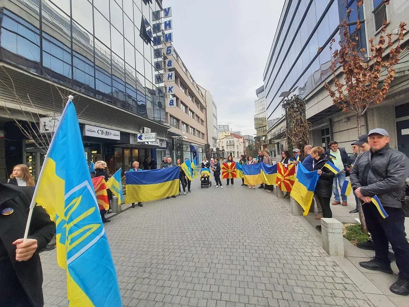 (ФОТО НА ДЕНОТ) Граѓаните излегоа да ја одбележат двегодишнината од руската инвазија врз Украина