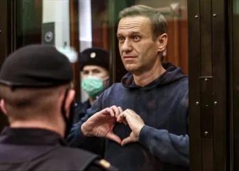 Рускиот опозициски лидер, Алексеј Навални, прави симбол на срцето упатен кон неговата сопруга во судницата во Москва во февруари, 2021, каде што доби казна затвор од над 2 и пол години. Оттогаш, тој исчезнува во рускиот казнен систем. (Фото:  Moscow City Court via AP)