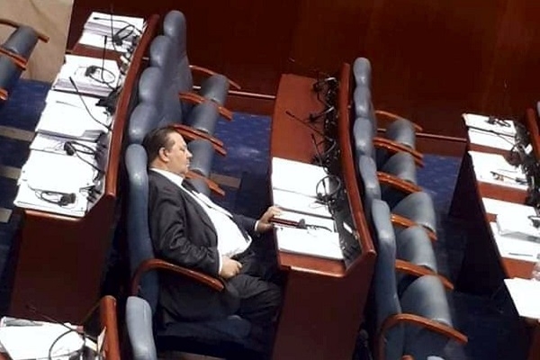 Пратеникот Амди Бајрам спие / фото: А. Зеќири/ЦИВИЛ