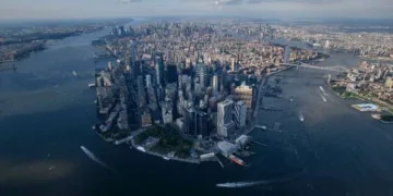 Воздушен поглед го прикажува хоризонтот на долниот дел на Менхетен, градот Њујорк на 5 август 2021 година. /Фото: Phys.org