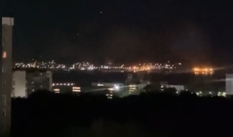 (ВИДЕО) Запалено складиште за муниција на рускиот воен аеродром на Крим, пожар во рафинерија во Краснодар по напад со дрон