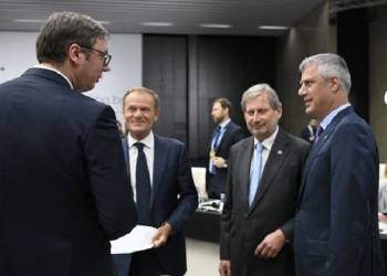 epa06743805 Serbian President Aleksander Vucic (L) speaks with Kosovo's President Hashim Thaci (R) next to European Commissioner for European Neighborhood Policy Johannes Hahn (2-R) and European Council President Donald Tusk (2-L) during a round table meeting at an informal European Union (EU) summit with Western Balkans countries at the National Palace of Culture in Sofia, Bulgaria, 17 May 2018. EU leaders will discuss a European future for the Western Balkans, and the response to President Trump's policies on trade and Iran.  EPA-EFE/DIMITAR DILKOFF / POOL