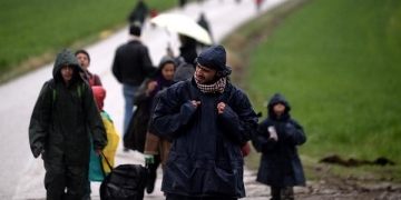 Migrants who want to cross the border return back to camp,  near Idomeni, northern Greece, 15 March 2016. Greece has registered in its territory more of 44,000 migrants trapped due to entry restrictions already imposed by Macedonia in recent months, by denying entry to all those who are considered economic migrants, prohibiting the passage of Afghans, and finally denying entry to all Syrians and Iraqis who are not from combat areas.