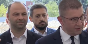 Богојески „му држи грб“ на Мицкоски додека го осудува националистичко скандирање на дел од навивачите во Куманово