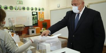 epa09114948 A handout photo made available by the Bulgarian Government Press Office shows 
Bulgarian Prime Minister Boyko Borissov casts his ballot at a polling station during the parliamentary elections in Sofia, Bulgaria, 04 April 2021.  EPA-EFE/GOVERNMENT PRESS OFFICE HANDOUT  HANDOUT EDITORIAL USE ONLY/NO SALES