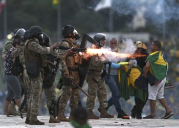 epa10396410 Police confront supporters of former Brazilian President Jair Bolsonaro invading Planalto Palace, in Brasilia, Brazil, 08 January 2023. Hundreds of supporters of former Brazilian President Jair Bolsonaro invaded the headquarters of the National Congress, and also Supreme Court and the Planalto Palace, seat of the Presidency of the Republic, in a demonstration calling for a military intervention to overthrow President Luiz Inacio Lula da Silva. The crowd broke through the cordons of security forces and forced their way to the roof of the buildings of the Chamber of Deputies and the Senate, and some entered inside the legislative headquarters.  EPA-EFE/ANDRE BORGES