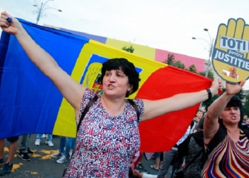 epa06829198 Women shout slogans and hold a Romanian flag (L) and a banner reading 'All for Justice' during a protest in front of Victoria palace, government headquarters, in Bucharest, Romania, 21 June 2018. Thousands of people gathered to protest against the changes to the judiciary system pushed in parliament by the leftist ruling party Social Democracy Party (PSD). The opposition parties and civil right activists are saying that these revisions to anti-corruption laws are means to increase political control over the judiciary and to limit the independence of judges and prosecutors.  EPA-EFE/BOGDAN CRISTEL