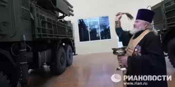 Руски свештеник осветува воено возило на рускиот агресор (фото извор: trinixy.ru)