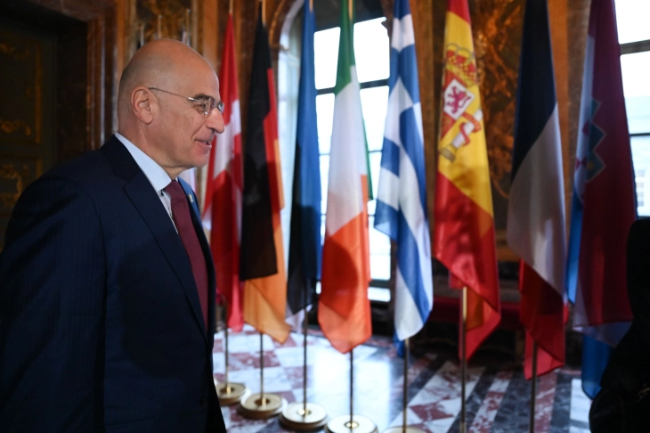 Грција ќе предложи да ја преземе командата на европската операција во Црвеното море
