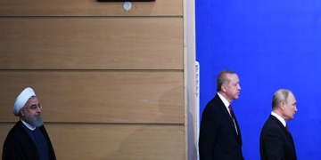 epa07003199 Iran's President Hassan Rouhani (L), Turkey's President Recep Tayyip Erdogan (C) and Russia's President Vladimir Putin (R) arrive to the press conference after their meeting in Tehran, Iran, 07 September 2018. The presidents of Iran, Russia and Turkey meet in Tehran for a summit set to decide the future of Idlib province amid fears of a humanitarian disaster in Syria's last major rebel bastion.  EPA-EFE/KIRILL KUDRYAVTSEV / POOL