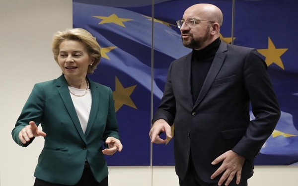 epa08135956 EU Commission President Ursula Von der Leyen (L) welcomes President of the Council Charles Michel ahead to bilateral meeting in Brussels , Belgium, 17 January 2020.  EPA-EFE/OLIVIER HOSLET