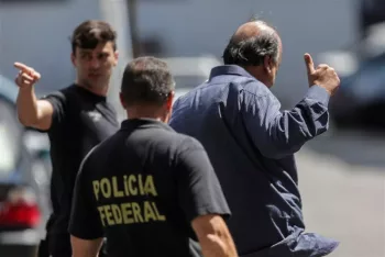 epa07197721 The Governor of the Brazilian state of Rio de Janeiro Luiz Fernando Pezao (R), is arrested by the Federal Police, in Rio de Janeiro, Brazil, 29 November 2018. Pezao was arrested today by the Federal Police under the accusation that he received bribes, within the operation Lava Jato, the largest anti-corruption in the history of Brazil that uncovered money laundering in the state company Petrobras. Pezao is accused of having participated in the corruption network mounted by his predecessor and political ally, Sergio Cabral, already in prison sentenced to 100 years in prison with a score of criminal proceedings related to corruption matters.  EPA-EFE/ANTONIO LACERDA