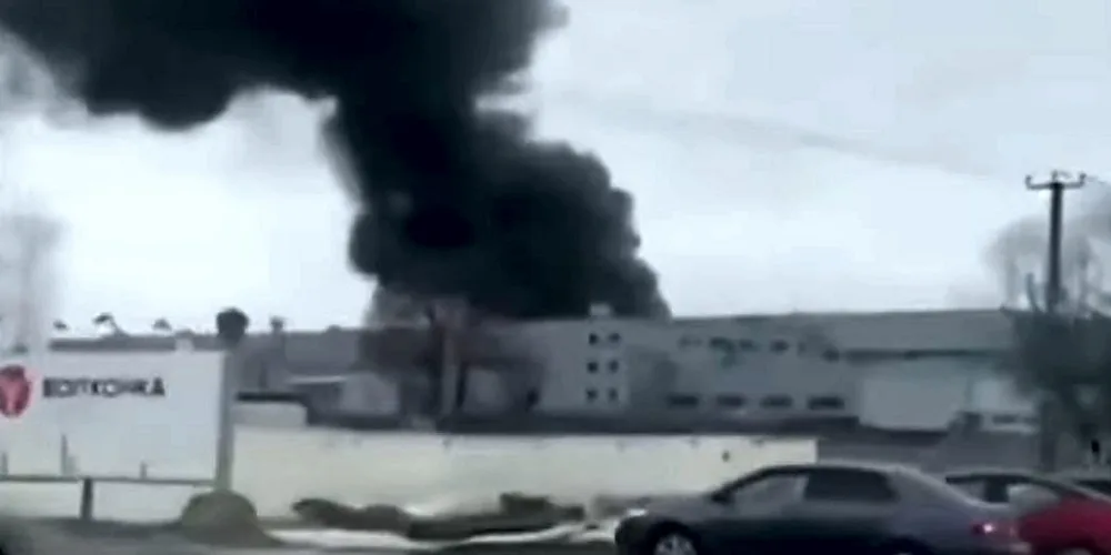 (ВИДЕО) Огромен пожар кај аеродромот во Санкт Петербург, локалните власти тврдат дека причината е беспилотно летало