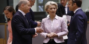 epa10029079 (L-R) German Chancellor Olaf Scholz, European Commission President Ursula von der Leyen, and French President Emmanuel Macron talk as they attend the round table at an EU-Western Balkans leaders' meeting in Brussels, Belgium, 23 June 2022. The progress on EU integration and the challenges which the Western Balkans countries face in connection to the Russian invasion of Ukraine are topping the agenda when EU and Western Balkan leaders meet prior a European Council meeting.  EPA-EFE/OLIVIER HOSLET