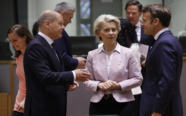 epa10029079 (L-R) German Chancellor Olaf Scholz, European Commission President Ursula von der Leyen, and French President Emmanuel Macron talk as they attend the round table at an EU-Western Balkans leaders' meeting in Brussels, Belgium, 23 June 2022. The progress on EU integration and the challenges which the Western Balkans countries face in connection to the Russian invasion of Ukraine are topping the agenda when EU and Western Balkan leaders meet prior a European Council meeting.  EPA-EFE/OLIVIER HOSLET