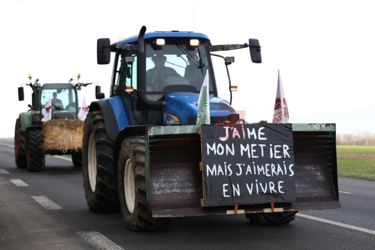 Француските земјоделци втор ден ги блокираат автопатите околу Париз