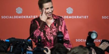 epa10280846 Denmarks Prime Minister and head of the the Social Democratic Party Mette Frederiksen (C) speaks during the election night at the Social Democratic Party at Christiansborg Castle in Copenhagen, Denmark, 02 November 2022.  EPA-EFE/Martin Sylvest  DENMARK OUT