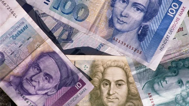 Еврото е воведено пред 22 години, 12,2 милијарди германски марки се уште се во оптек