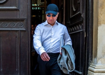 Никола Груевски, фотографиран во Будимпешта, маскиран со капче и очила за сонце. Фото: János Marjai / 24.hu