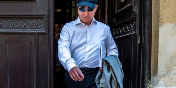 Никола Груевски, фотографиран во Будимпешта, маскиран со капче и очила за сонце. Фото: János Marjai / 24.hu