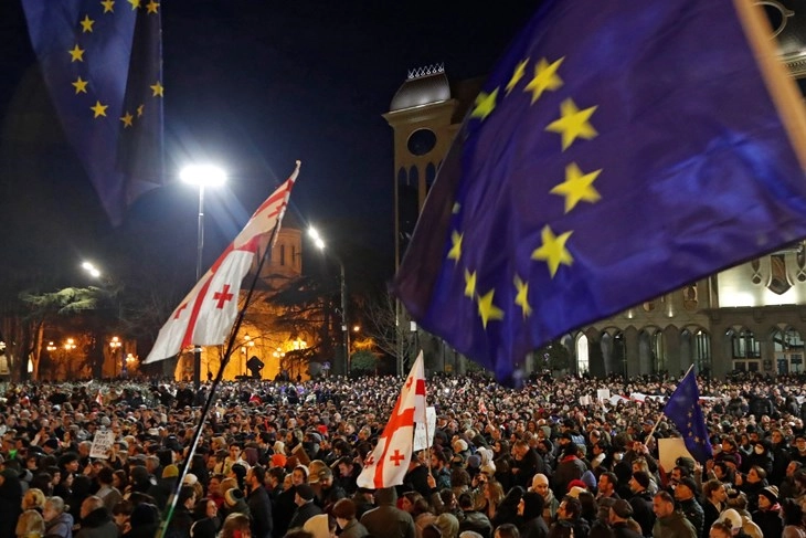 Грузија слави: Десетици илјади Грузијци се собраа во Тбилиси за да ја прослават кандидатурата за членство во ЕУ
