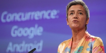 epa06896295 EU Commissioner for Competition Margrethe Vestager, from Denmark, speaks at a news conference on the concurrence case with Google Android at the European commission in Brussels, Belgium, 18 July 2018.  EPA-EFE/STEPHANIE LECOCQ