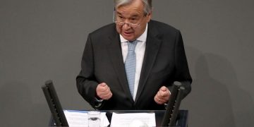 epa08891274 UN Secretary-General Antonio Guterres delivers a speech at the German parliament 'Bundestag' in Berlin, Germany, 18 December 2020.  EPA-EFE/HAYOUNG JEON