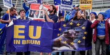 epa07907040 Anti-Brexit demonstrators stand in front of the European Commission to claim to stop the Brexit in Brussels, Belgium, 09 September 2019.  EPA-EFE/STEPHANIE LECOCQ