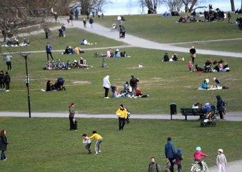 epa08370757 People meet playing ball, having picnics and enjoying the spring weather at the Raslambshovsparken park in Stockholm, Sweden, 18 April 2020. Restrictions seem not that strict in the Scandinavian country while other countries for several weeks have tightened their measures to prevent the widespread of the SARS-CoV-2 coronavirus which causes the COVID-19 disease.  EPA-EFE/Fredrik Sandberg SWEDEN OUT