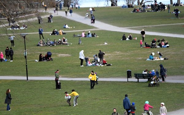 epa08370757 People meet playing ball, having picnics and enjoying the spring weather at the Raslambshovsparken park in Stockholm, Sweden, 18 April 2020. Restrictions seem not that strict in the Scandinavian country while other countries for several weeks have tightened their measures to prevent the widespread of the SARS-CoV-2 coronavirus which causes the COVID-19 disease.  EPA-EFE/Fredrik Sandberg SWEDEN OUT
