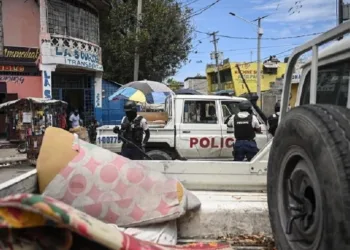 Полицајците патролираат во населба среде насилство поврзано со банди во центарот на Порт-о-Пренс на 25 април 2023 година. (Фото: Ричард ПИЕРИН / АФП)
