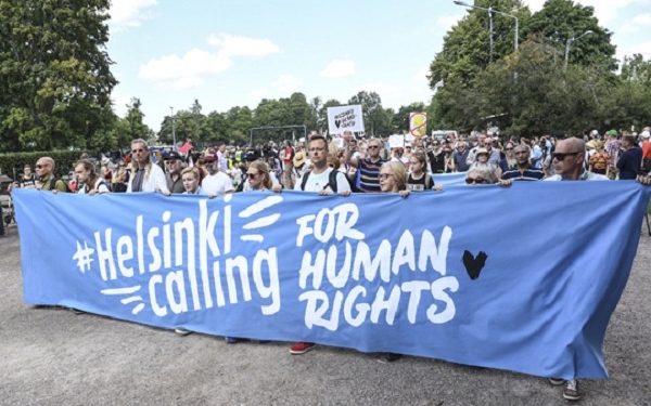 epa06889808 People gather during a demonstration calling for human rights and democracy in Helsinki, Finland, 15 July 2018. Demonstrators called on Finnish President Sauli Niinisto to stand up for human rights as US President Donald J. Trump and Russian President Vladimir Putin have agreed to meet for summit talks on 16 July 2018 in Helsinki.  EPA-EFE/KIMMO BRANDT