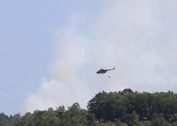 Хеликоптер ги гаси пожарите над Малешевијата, фото: Џабир Дерала