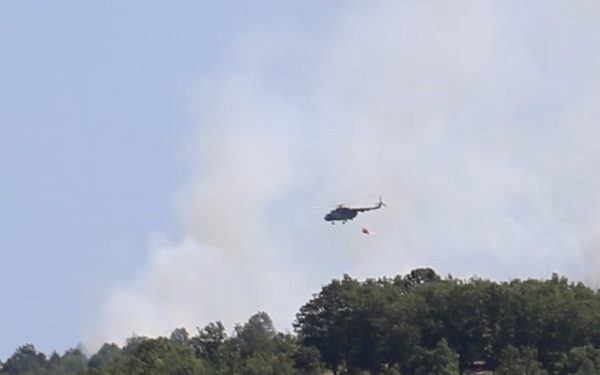 Хеликоптер ги гаси пожарите над Малешевијата, фото: Џабир Дерала