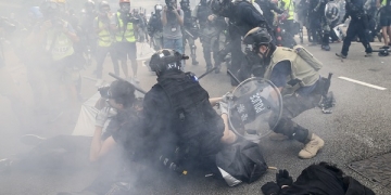 epa07879313 Policemen arrest anti-government protesters during a clash in the global anti-totalitarian march in Hong Kong, China, 29 September 2019. Hong Kong has entered its fourth month of mass protests, originally triggered by a now suspended extradition bill to mainland China, that have turned into a wider pro-democracy movement.  EPA-EFE/JEROME FAVRE