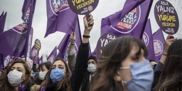 фото: Би-Би-Си / Демонстрантите излегоа во Истанбул во саботата под слоганот „Никогаш нема да шетате сами“