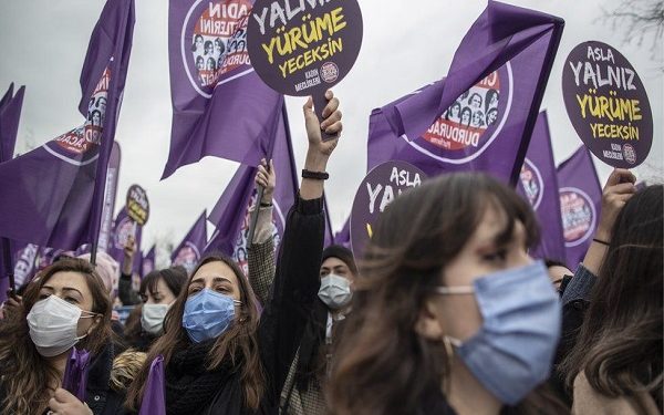 фото: Би-Би-Си / Демонстрантите излегоа во Истанбул во саботата под слоганот „Никогаш нема да шетате сами“