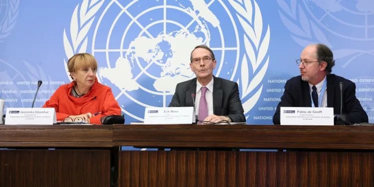 Јасминка Џумхур, Ерик Мозе и Пабло де Грајф, членови на Независната меѓународна истражна комисија за Украина, присуствуваа на прес-конференција во Обединетите нации во Женева, Швајцарија, 23 септември 2022 година. Photo: REUTERS