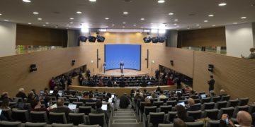 Прес конференција на Генералниот секретар на НАТО, Јенс Столтенберг. голем број новинарски екипи од целиот свет во прес салата на НАТО во Брисел, 13 февруари 2023.