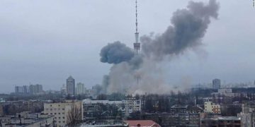 Архивска снимка од воздушен напад врз Кијив, април 2022.