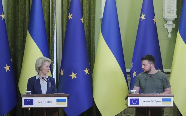 epaselect epa10007686 President of EU Commission Ursula von der Leyen (L) and Ukrainian President Volodymyr Zelensky (R) brief the press following their meeting in Kyiv, Ukraine, 11 June 2022. Ursula von der Leyen arrived in Kyiv for a working visit to meet with top officials and express their support for Ukraine amid the Russian invasion.  EPA-EFE/SERGEY DOLZHENKO