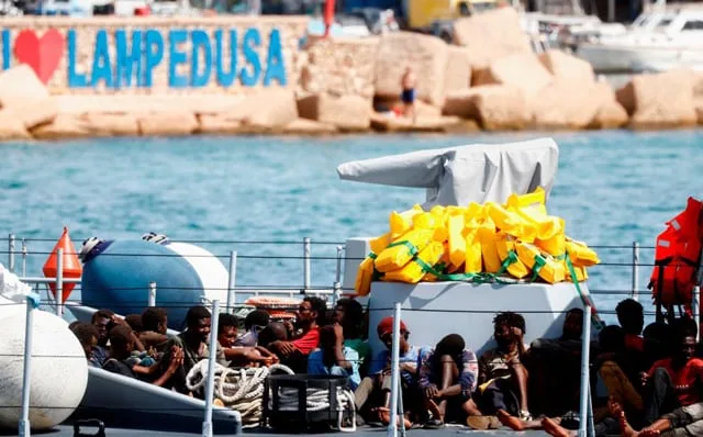 Во Лампедуза пристигнаа 147 мигранти, први во 2024 година