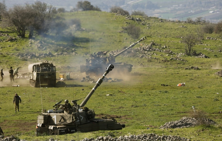 Израелската војска и Хезболах разменуваат оган преку либанската граница