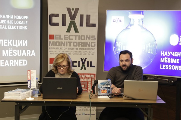 Дијана Тахири и Дехран Муратов го модерираа јавниот настан на ЦИВИЛ „Локални избори 2021: Научени лекции“, 23 декември 2021 (фото: Г. Наумовски/ЦИВИЛ)